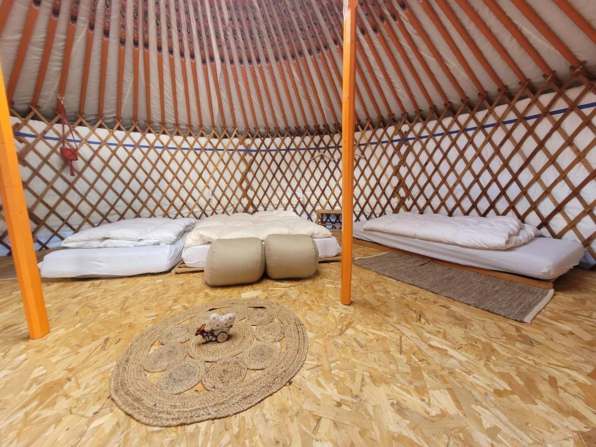 Slapen Tussen De Ezels In De Yurt Hotel Aarschot Exterior foto